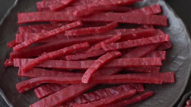 Kurutulmuş tavuk ve vişneli atıştırmalıklar. Bira ya da evcil hayvanlarınız için kurutulmuş, kurutulmuş atıştırmalıklar.