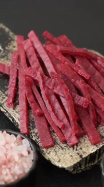 Kurutulmuş tavuk ve vişneli atıştırmalıklar. Bira ya da evcil hayvanlarınız için kurutulmuş, kurutulmuş atıştırmalıklar.