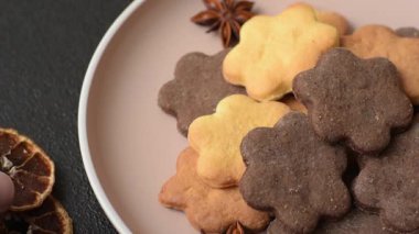 Kakao aromalı çıtır bisküvi, evde pişirme. Yemek masası için tatlı olarak bisküvi.