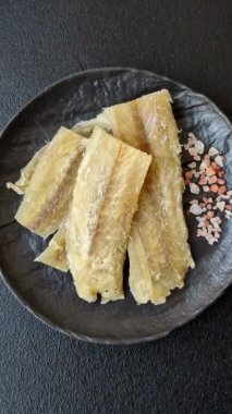 Yiyecek, atıştırmalık ya da kurutulmuş tuzlu balıktan yapılmış baharatlı kurutulmuş et. Atıştırmalıklar balık kuru bira çubukları