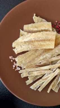 Yiyecek, atıştırmalık ya da kurutulmuş tuzlu balıktan yapılmış baharatlı kurutulmuş et. Atıştırmalıklar balık kuru bira çubukları