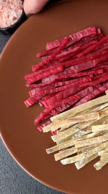 Bir set kurutulmuş et ya da tuzlu ve baharatlı tavuk ve balık. Kurutulmuş bira atıştırmalıkları