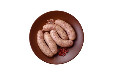 Et ya da domuz etinden yapılmış çiğ et sosisi, barbekü ya da ızgara için taze et. Tasarımınız için arkaplan olarak çiğ sosisler