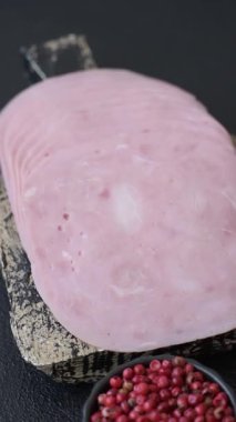 Sandviç için dilimlenmiş jambon, et veya domuz sosisi. Pişmiş prosciutto, jambon tabaklar için bir malzeme.