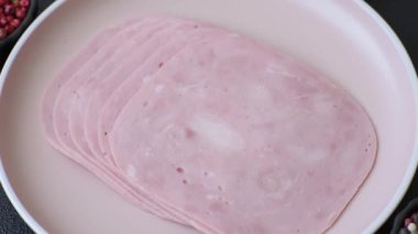Sandviç için dilimlenmiş jambon, et veya domuz sosisi. Pişmiş prosciutto, jambon tabaklar için bir malzeme.