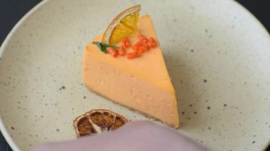 Limonlu ve çarkıfelek meyveli bir dilim sarı peynirli kek. Cheesecake, ev yapımı, doğum günü tatlıları.