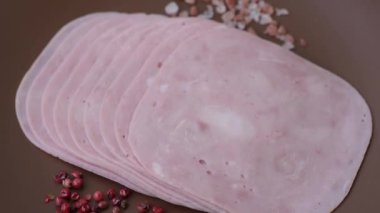 Sandviç için dilimlenmiş jambon, et veya domuz sosisi. Pişmiş prosciutto, jambon tabaklar için bir malzeme.