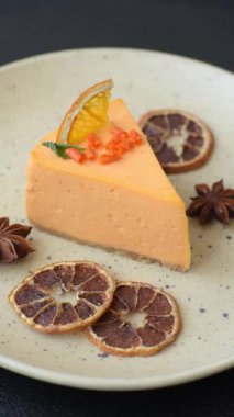 Limonlu ve çarkıfelek meyveli bir dilim sarı peynirli kek. Cheesecake, ev yapımı, doğum günü tatlıları.
