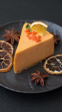 Limonlu ve çarkıfelek meyveli bir dilim sarı peynirli kek. Cheesecake, ev yapımı, doğum günü tatlıları.