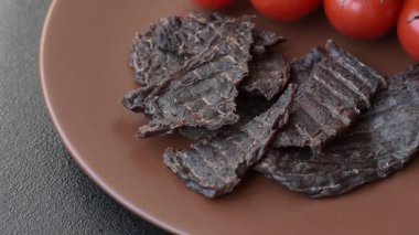 Atıştırmalık ya da kurutulmuş et, kurutulmuş kurutulmuş kurutulmuş et. Biftek, bira için et.