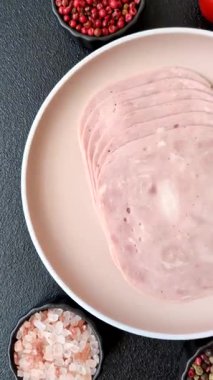 Sandviç için dilimlenmiş jambon, et veya domuz sosisi. Pişmiş prosciutto, jambon tabaklar için bir malzeme.