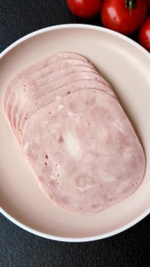 Sandviç için dilimlenmiş jambon, et veya domuz sosisi. Pişmiş prosciutto, jambon tabaklar için bir malzeme.