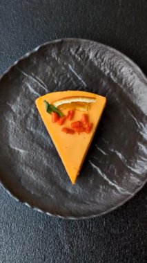 Limonlu ve çarkıfelek meyveli bir dilim sarı peynirli kek. Cheesecake, ev yapımı, doğum günü tatlıları.