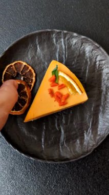 Limonlu ve çarkıfelek meyveli bir dilim sarı peynirli kek. Cheesecake, ev yapımı, doğum günü tatlıları.