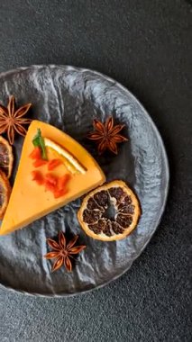 Limonlu ve çarkıfelek meyveli bir dilim sarı peynirli kek. Cheesecake, ev yapımı, doğum günü tatlıları.