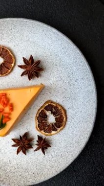 Limonlu ve çarkıfelek meyveli bir dilim sarı peynirli kek. Cheesecake, ev yapımı, doğum günü tatlıları.