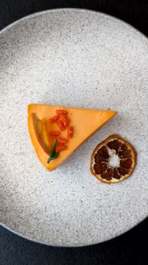 Limonlu ve çarkıfelek meyveli bir dilim sarı peynirli kek. Cheesecake, ev yapımı, doğum günü tatlıları.