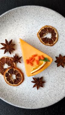 Limonlu ve çarkıfelek meyveli bir dilim sarı peynirli kek. Cheesecake, ev yapımı, doğum günü tatlıları.