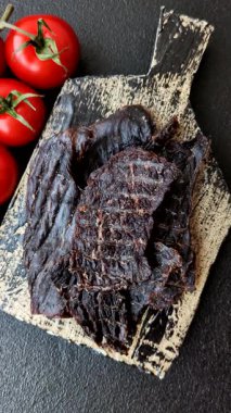 Atıştırmalık ya da kurutulmuş et, kurutulmuş kurutulmuş kurutulmuş et. Biftek, bira için et.