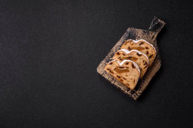 Noel stollen, badem ezmesi ve şekerli meyveli Alman pastası. Şenlik masası için Noel çalıntısı