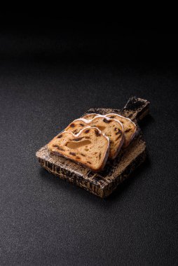 Noel stollen, badem ezmesi ve şekerli meyveli Alman pastası. Şenlik masası için Noel çalıntısı