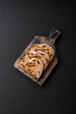 Noel stollen, badem ezmesi ve şekerli meyveli Alman pastası. Şenlik masası için Noel çalıntısı