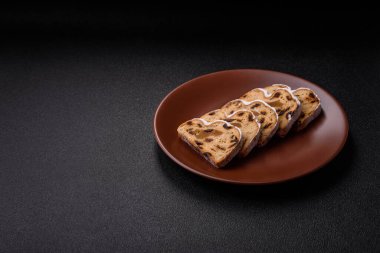 Noel stollen, badem ezmesi ve şekerli meyveli Alman pastası. Şenlik masası için Noel çalıntısı