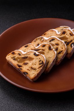 Noel stollen, badem ezmesi ve şekerli meyveli Alman pastası. Şenlik masası için Noel çalıntısı