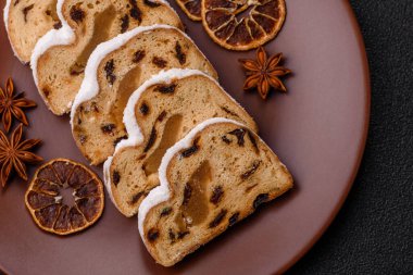 Noel stollen, badem ezmesi ve şekerli meyveli Alman pastası. Şenlik masası için Noel çalıntısı