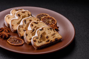 Noel stollen, badem ezmesi ve şekerli meyveli Alman pastası. Şenlik masası için Noel çalıntısı