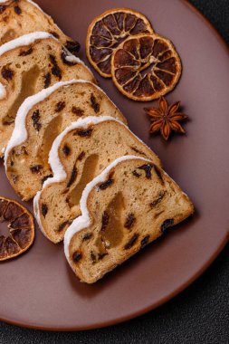 Noel stollen, badem ezmesi ve şekerli meyveli Alman pastası. Şenlik masası için Noel çalıntısı