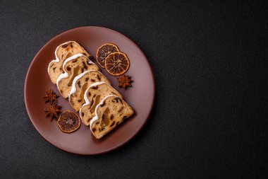 Noel stollen, badem ezmesi ve şekerli meyveli Alman pastası. Şenlik masası için Noel çalıntısı