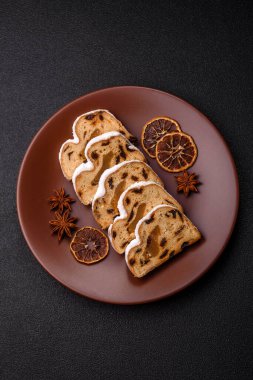 Noel stollen, badem ezmesi ve şekerli meyveli Alman pastası. Şenlik masası için Noel çalıntısı