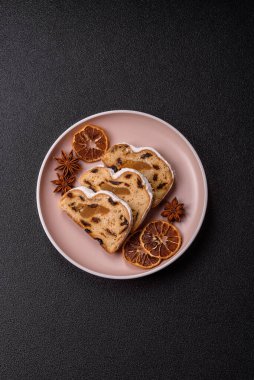 Noel stollen, badem ezmesi ve şekerli meyveli Alman pastası. Şenlik masası için Noel çalıntısı