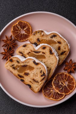 Noel stollen, badem ezmesi ve şekerli meyveli Alman pastası. Şenlik masası için Noel çalıntısı