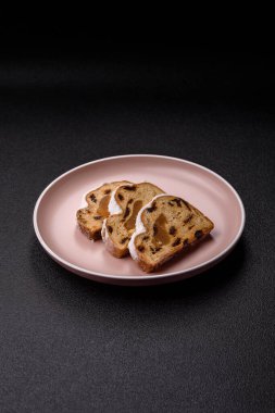 Noel stollen, badem ezmesi ve şekerli meyveli Alman pastası. Şenlik masası için Noel çalıntısı