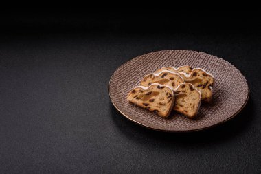 Noel stollen, badem ezmesi ve şekerli meyveli Alman pastası. Şenlik masası için Noel çalıntısı