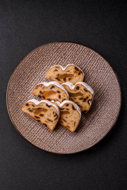 Noel stollen, badem ezmesi ve şekerli meyveli Alman pastası. Şenlik masası için Noel çalıntısı