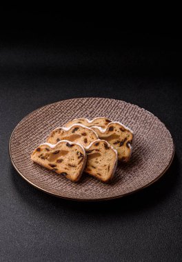 Noel stollen, badem ezmesi ve şekerli meyveli Alman pastası. Şenlik masası için Noel çalıntısı