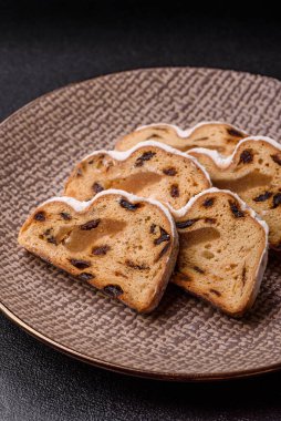 Noel stollen, badem ezmesi ve şekerli meyveli Alman pastası. Şenlik masası için Noel çalıntısı