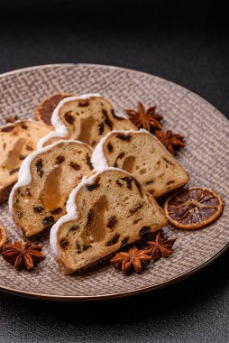 Noel stollen, badem ezmesi ve şekerli meyveli Alman pastası. Şenlik masası için Noel çalıntısı