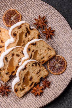 Noel stollen, badem ezmesi ve şekerli meyveli Alman pastası. Şenlik masası için Noel çalıntısı