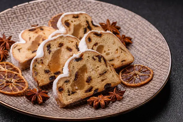 Noel stollen, badem ezmesi ve şekerli meyveli Alman pastası. Şenlik masası için Noel çalıntısı