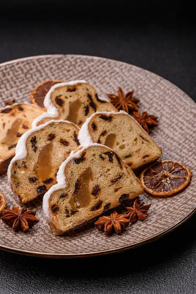 Noel stollen, badem ezmesi ve şekerli meyveli Alman pastası. Şenlik masası için Noel çalıntısı