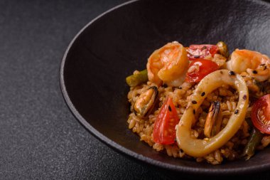 Pirinç ve karides veya paella, deniz ürünleri ve sebzeli bir yemek. Karides, Asya ya da İspanyol yemekli pilav.