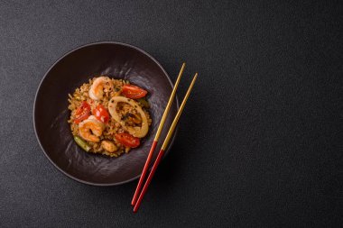 Pirinç ve karides veya paella, deniz ürünleri ve sebzeli bir yemek. Karides, Asya ya da İspanyol yemekli pilav.