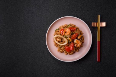 Pirinç ve karides veya paella, deniz ürünleri ve sebzeli bir yemek. Karides, Asya ya da İspanyol yemekli pilav.