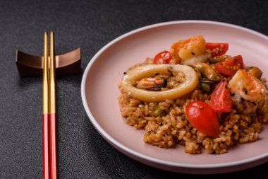 Pirinç ve karides veya paella, deniz ürünleri ve sebzeli bir yemek. Karides, Asya ya da İspanyol yemekli pilav.