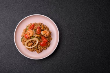 Pirinç ve karides veya paella, deniz ürünleri ve sebzeli bir yemek. Karides, Asya ya da İspanyol yemekli pilav.