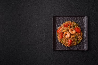 Pirinç ve karides veya paella, deniz ürünleri ve sebzeli bir yemek. Karides, Asya ya da İspanyol yemekli pilav.